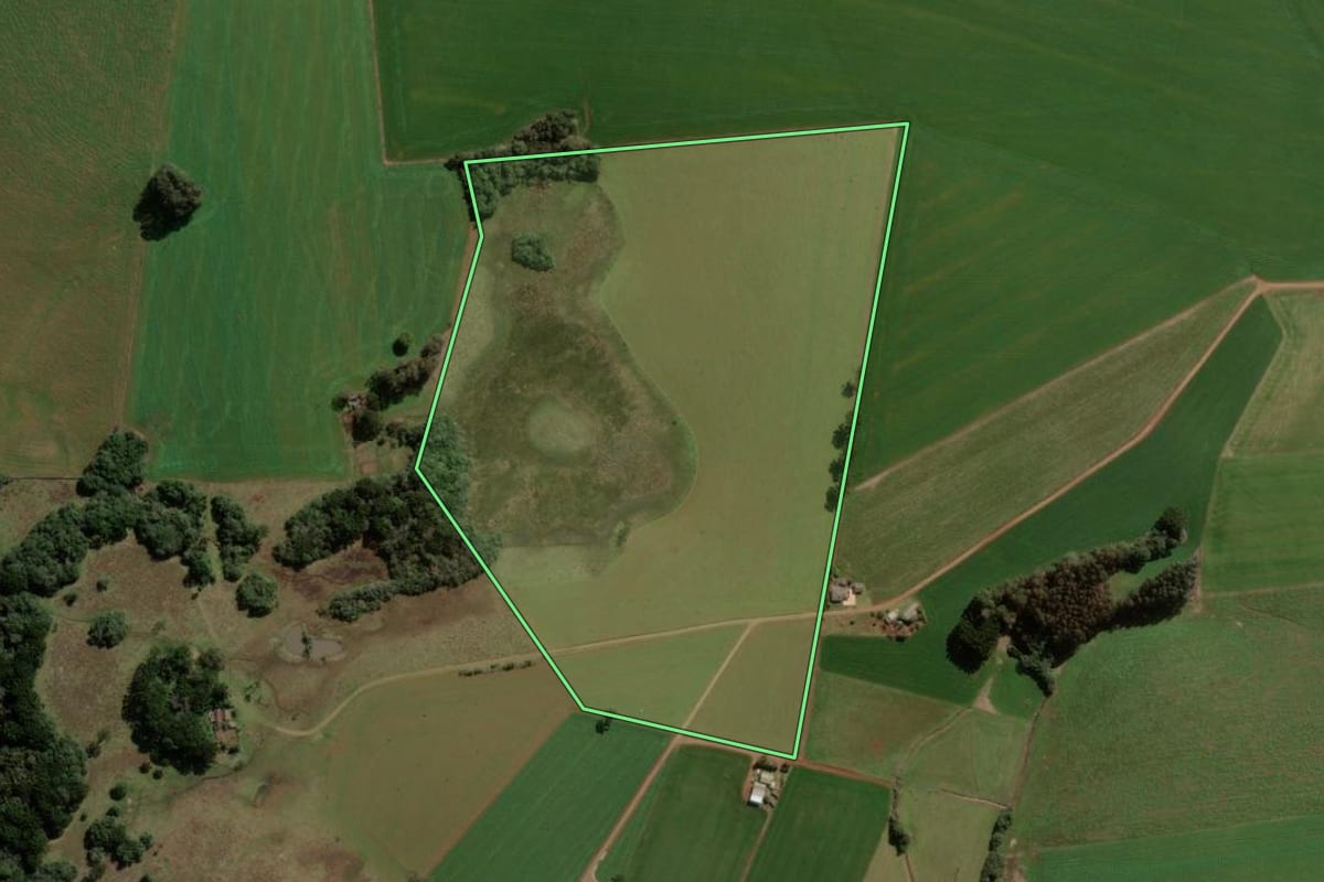 Imagem de satélite do imóvel rural em Barracão (RS), com o contorno declarado no CAR desenhado por cima.