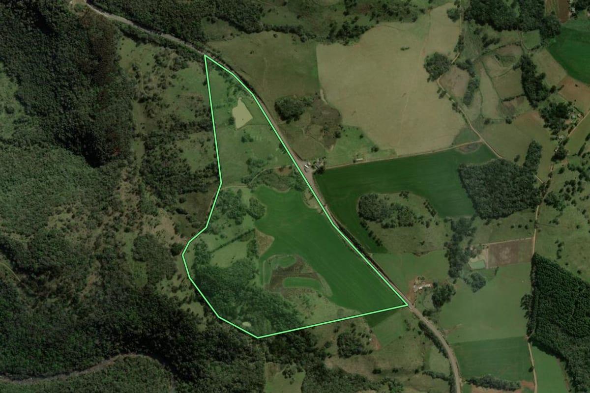 Imagem de satélite do imóvel rural em Barracão (RS), com o contorno declarado no CAR desenhado por cima.