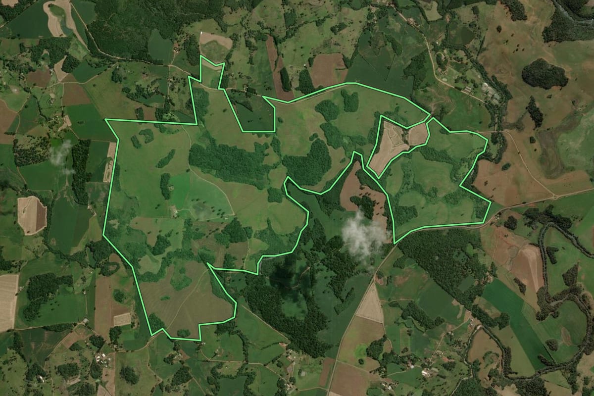 Imagem de satélite do imóvel rural em Barracão (RS), com o contorno declarado no CAR desenhado por cima.