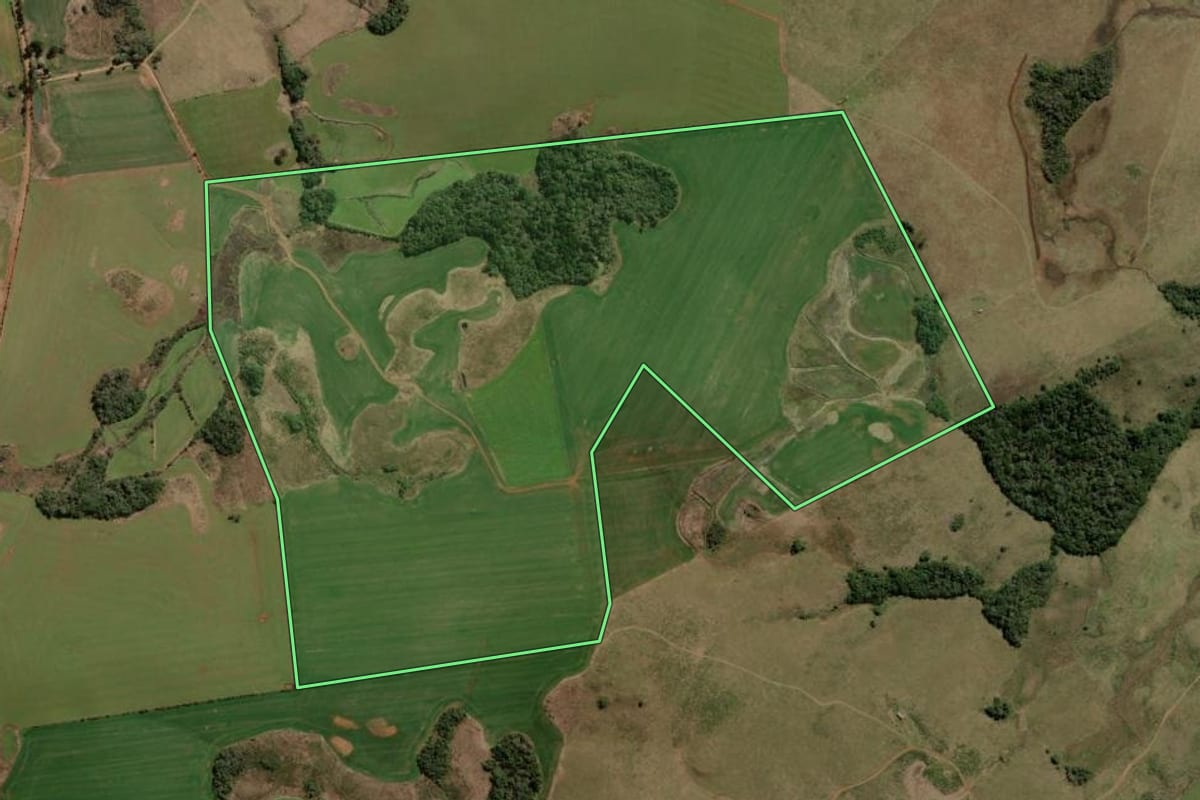 Imagem de satélite do imóvel rural em Barracão (RS), com o contorno declarado no CAR desenhado por cima.