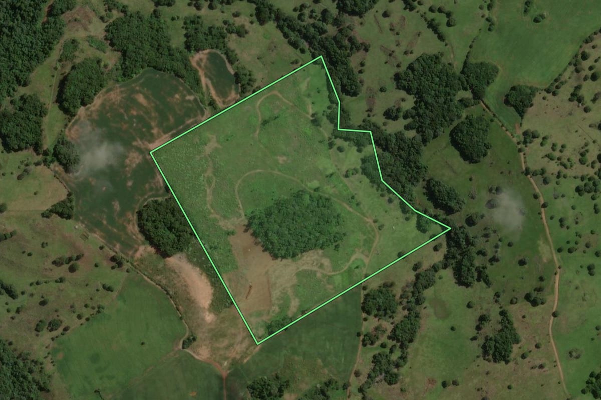 Imagem de satélite do imóvel rural em Barracão (RS), com o contorno declarado no CAR desenhado por cima.