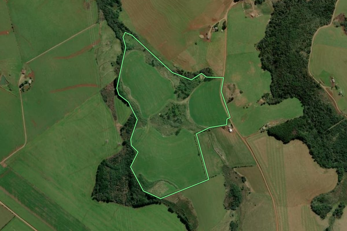 Imagem de satélite do imóvel rural em Barracão (RS), com o contorno declarado no CAR desenhado por cima.