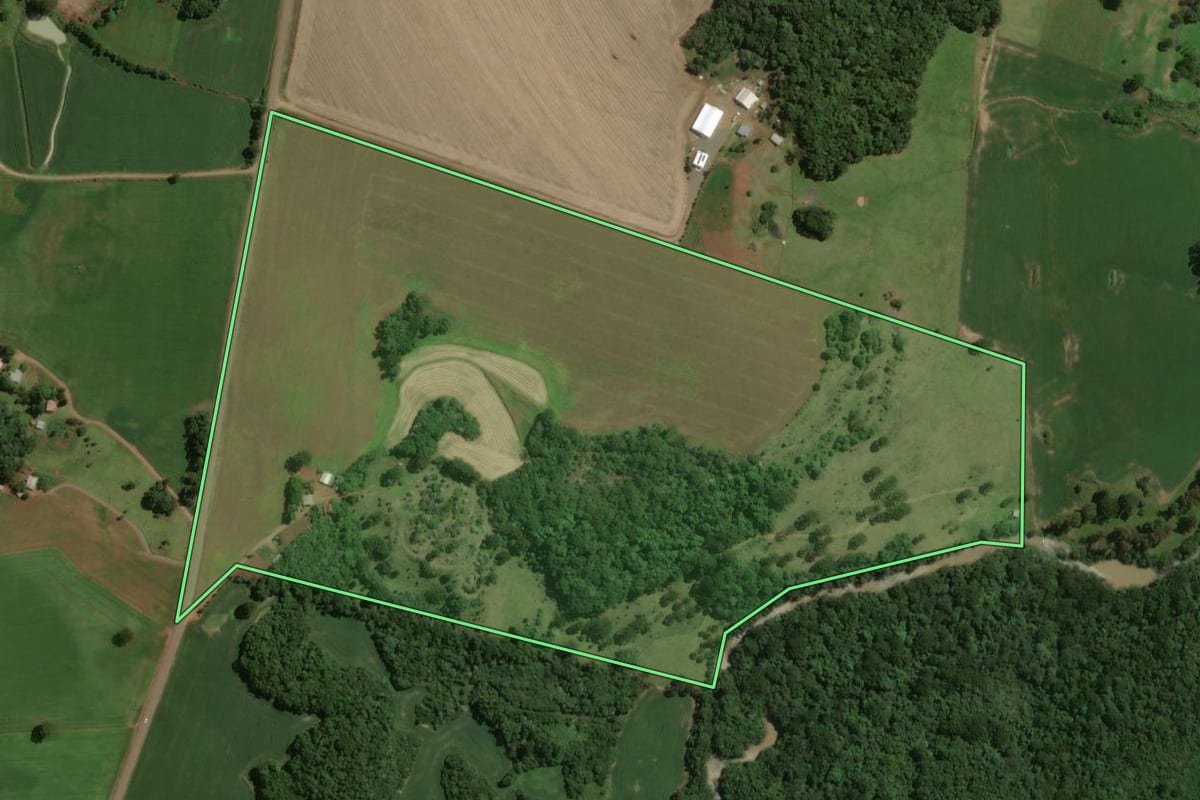 Imagem de satélite do imóvel rural em Barracão (RS), com o contorno declarado no CAR desenhado por cima.
