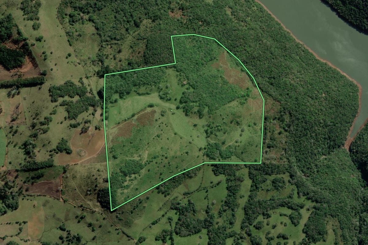 Imagem de satélite do imóvel rural em Barracão (RS), com o contorno declarado no CAR desenhado por cima.