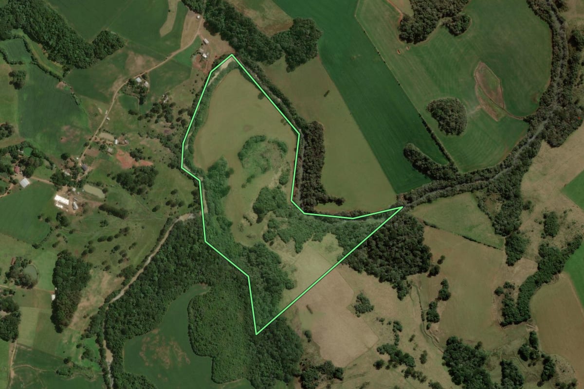 Imagem de satélite do imóvel rural em Barracão (RS), com o contorno declarado no CAR desenhado por cima.