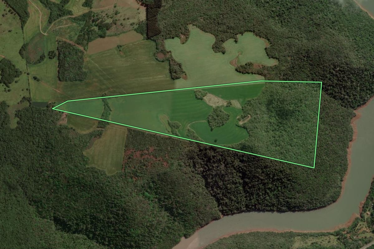 Imagem de satélite do imóvel rural em Barracão (RS), com o contorno declarado no CAR desenhado por cima.