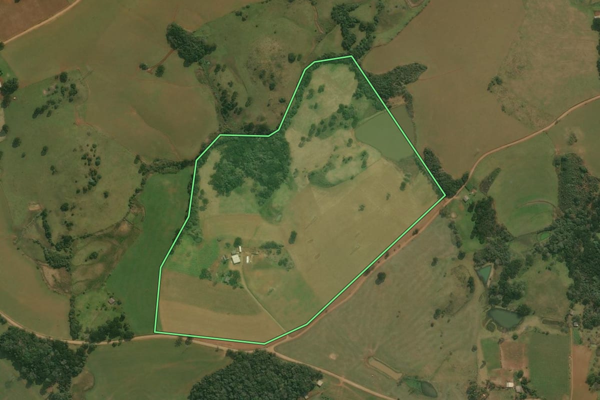 Imagem de satélite do imóvel rural em Barracão (RS), com o contorno declarado no CAR desenhado por cima.