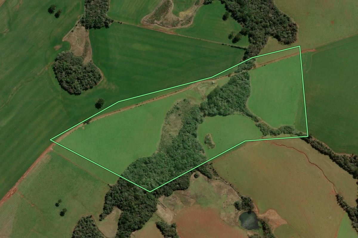 Imagem de satélite do imóvel rural em Barracão (RS), com o contorno declarado no CAR desenhado por cima.