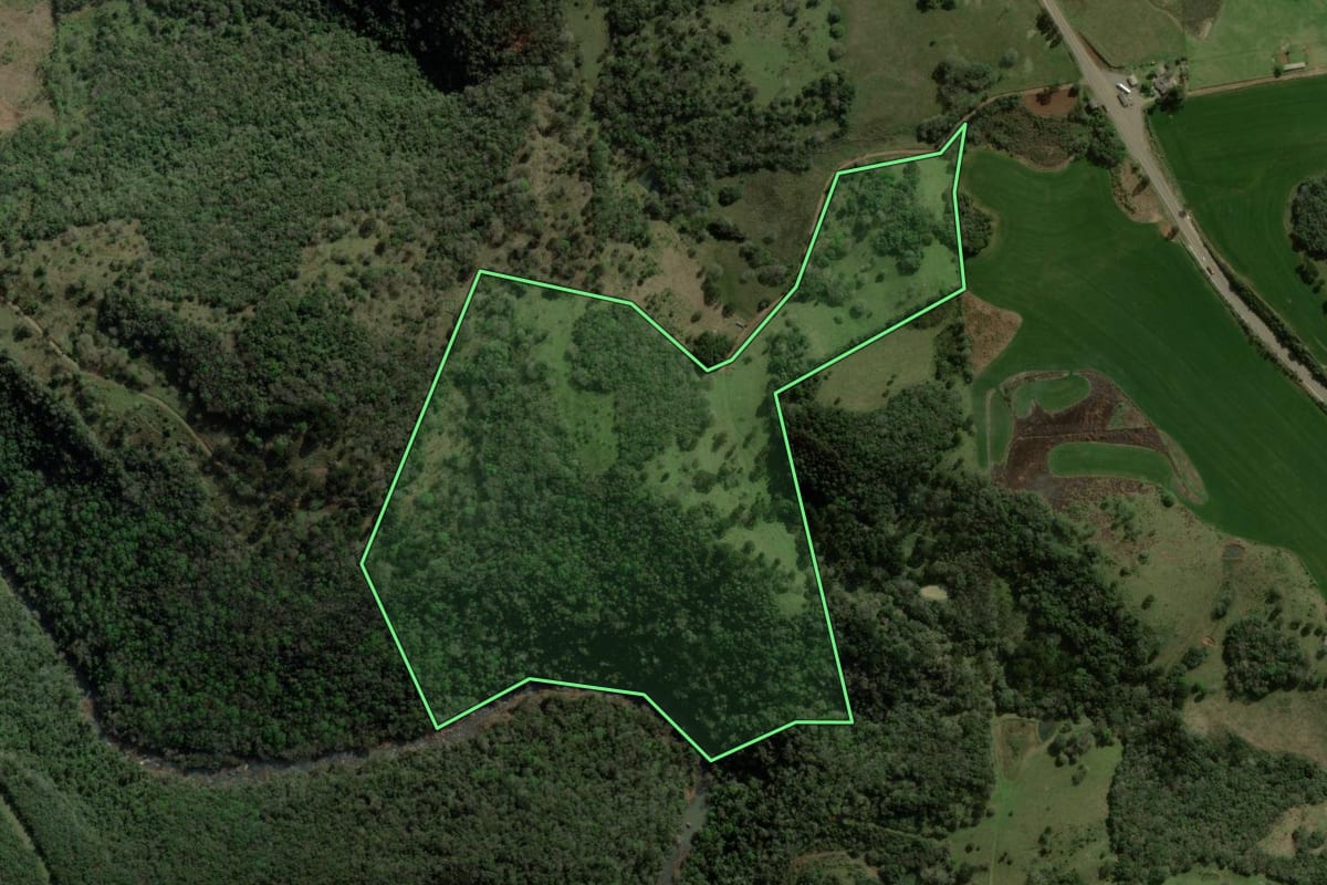 Imagem de satélite do imóvel rural em Barracão (RS), com o contorno declarado no CAR desenhado por cima.