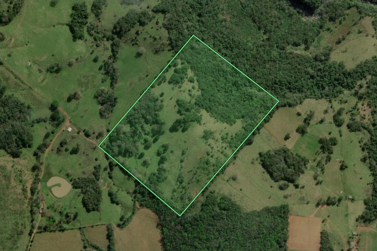 Imagem de satélite do imóvel rural em Barracão (RS), com o contorno declarado no CAR desenhado por cima.