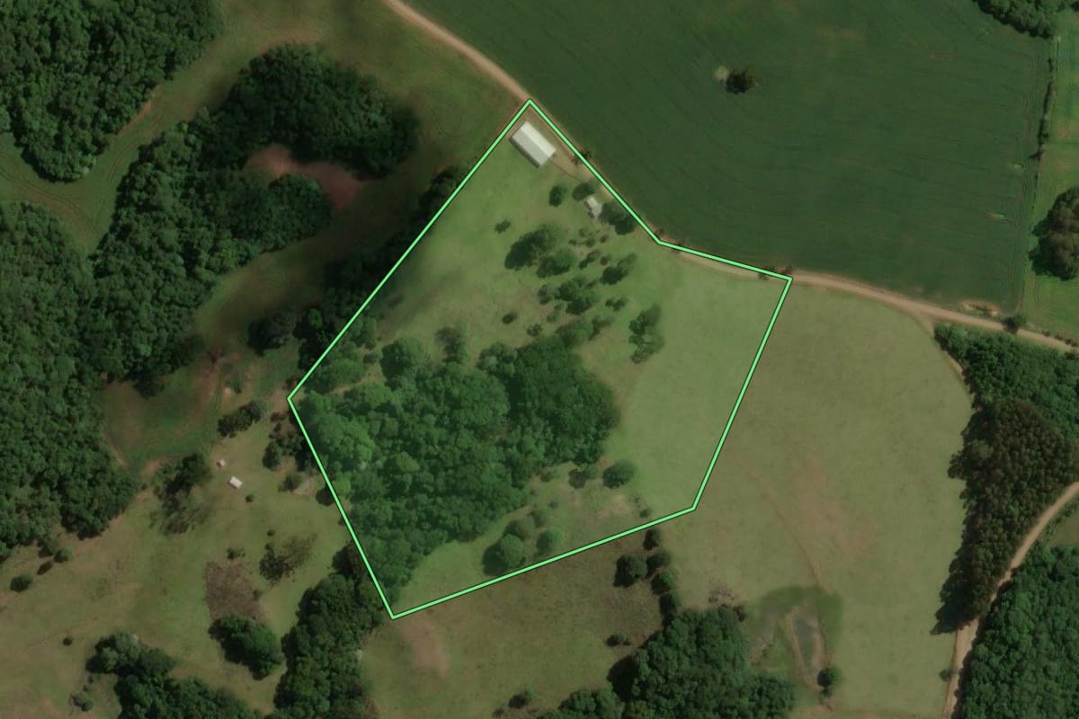 Imagem de satélite do imóvel rural em Barracão (RS), com o contorno declarado no CAR desenhado por cima.