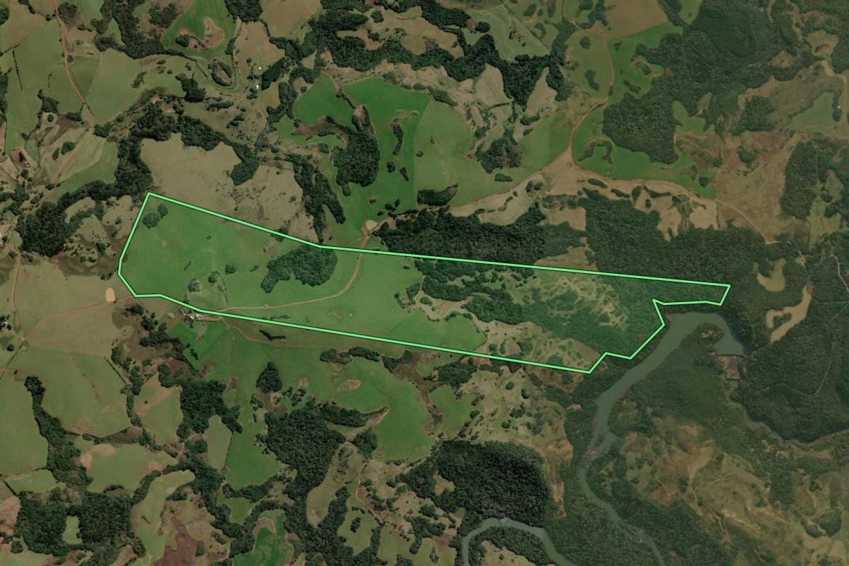 Imagem de satélite do imóvel rural em Barracão (RS), com o contorno declarado no CAR desenhado por cima.