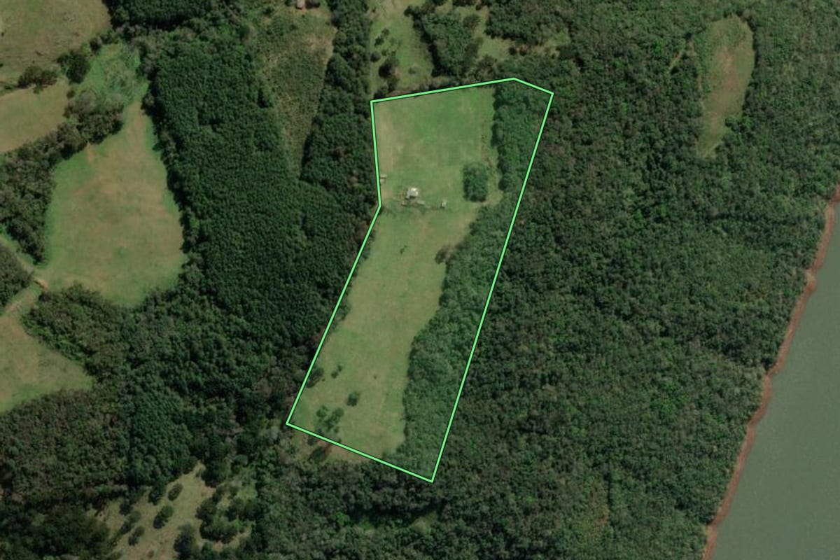 Imagem de satélite do imóvel rural em Barracão (RS), com o contorno declarado no CAR desenhado por cima.