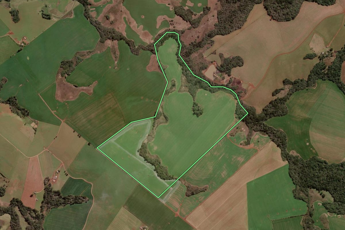 Imagem de satélite do imóvel rural em Barracão (RS), com o contorno declarado no CAR desenhado por cima.
