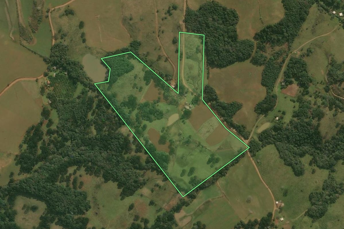 Imagem de satélite do imóvel rural em Barracão (RS), com o contorno declarado no CAR desenhado por cima.