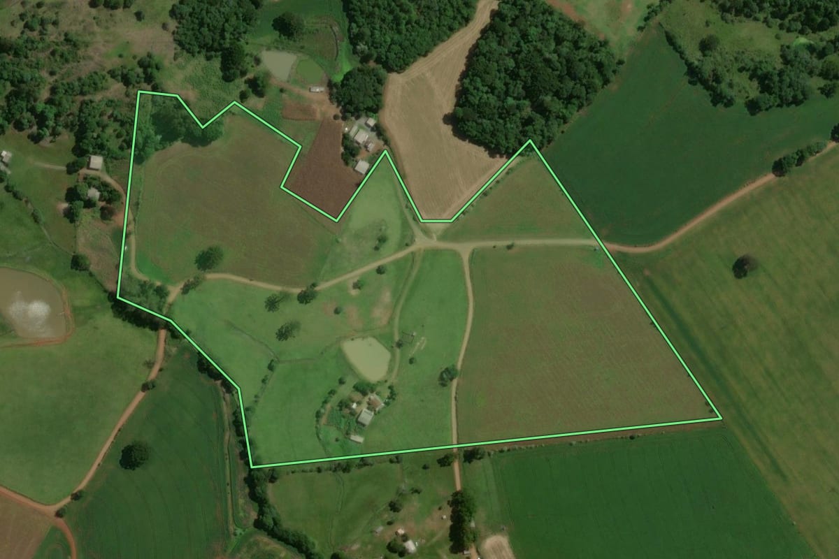Imagem de satélite do imóvel rural em Barracão (RS), com o contorno declarado no CAR desenhado por cima.