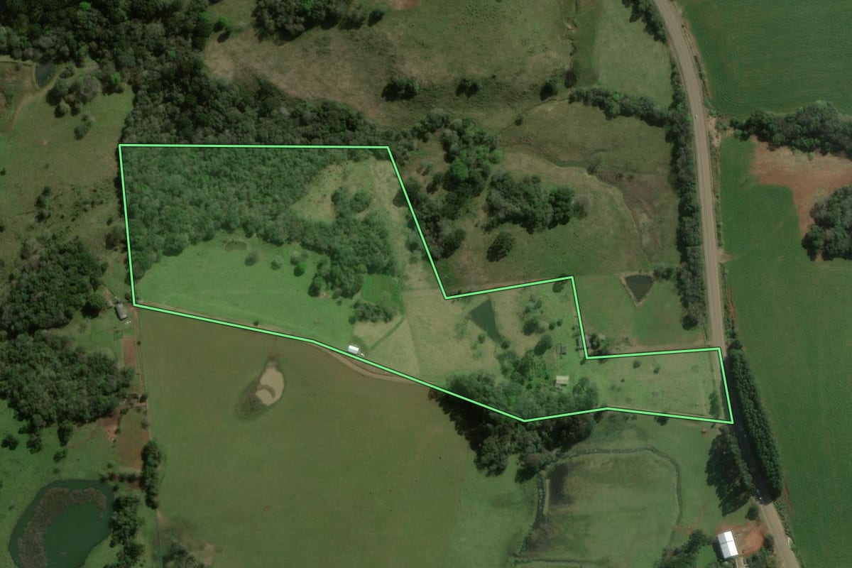 Imagem de satélite do imóvel rural em Barracão (RS), com o contorno declarado no CAR desenhado por cima.