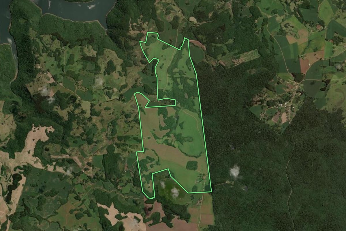 Imagem de satélite do imóvel rural em Barracão (RS), com o contorno declarado no CAR desenhado por cima.