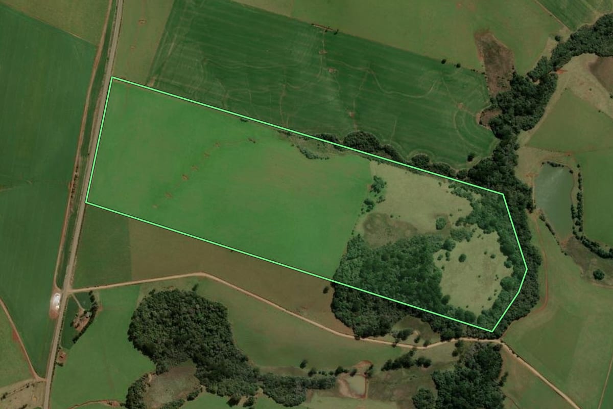 Imagem de satélite do imóvel rural em Barracão (RS), com o contorno declarado no CAR desenhado por cima.