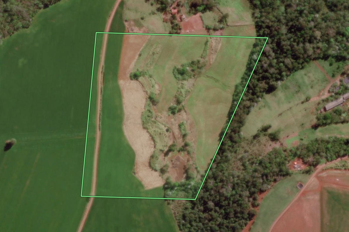 Imagem de satélite do imóvel rural em Vista Gaúcha (RS), com o contorno declarado no CAR desenhado por cima.