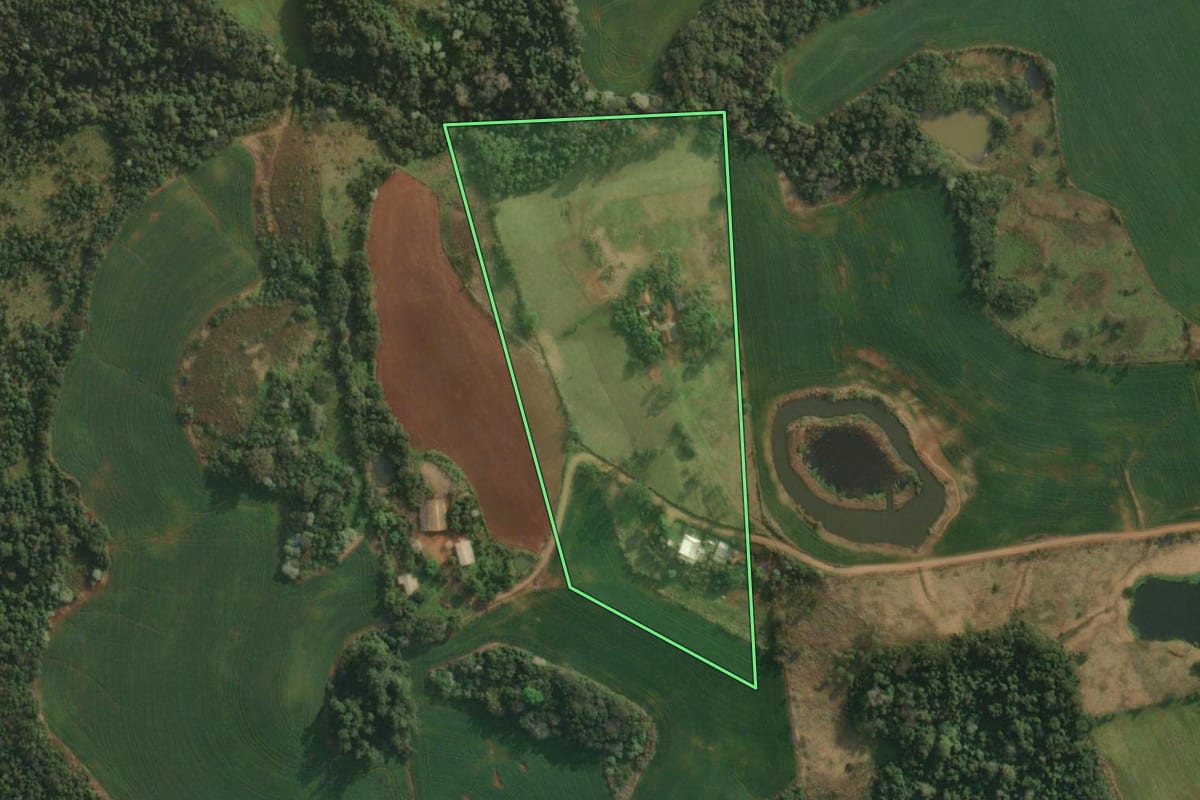 Imagem de satélite do imóvel rural em Barra do Guarita (RS), com o contorno declarado no CAR desenhado por cima.