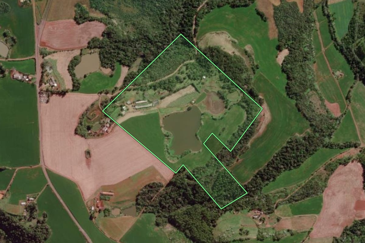 Imagem de satélite do imóvel rural em Barra do Guarita (RS), com o contorno declarado no CAR desenhado por cima.