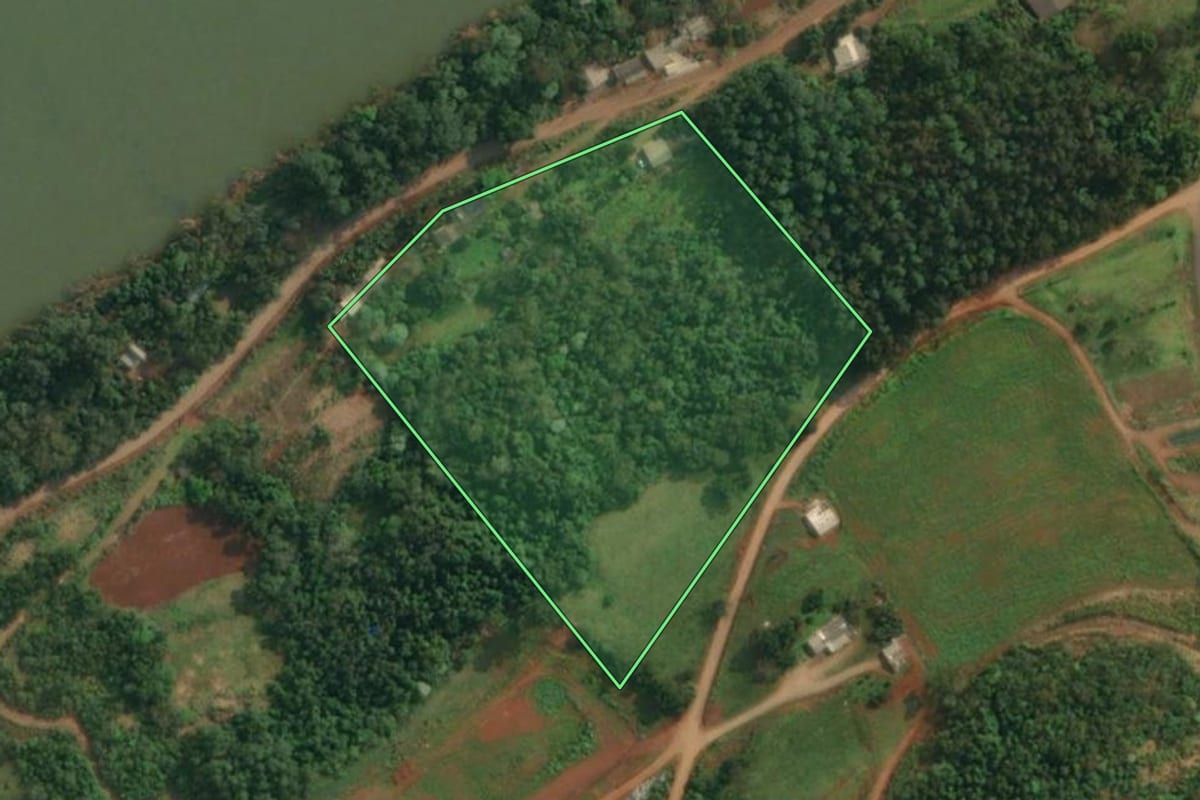 Imagem de satélite do imóvel rural em Barra do Guarita (RS), com o contorno declarado no CAR desenhado por cima.