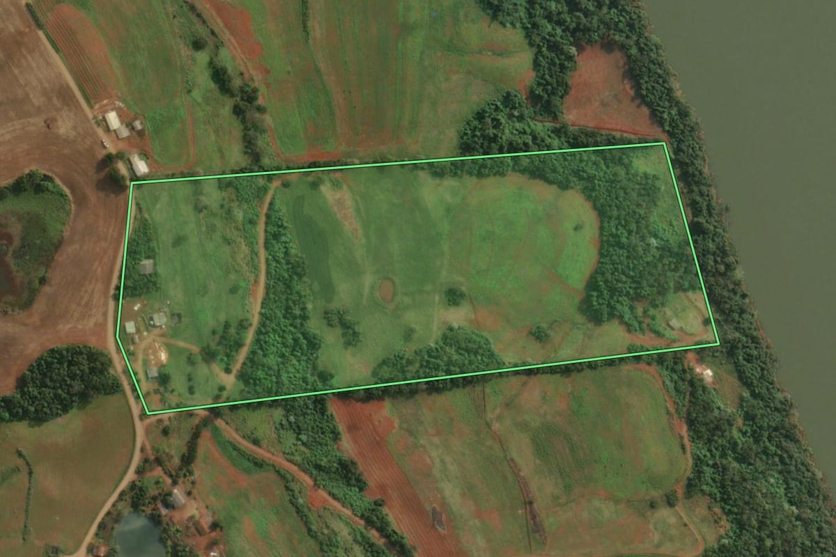 Imagem de satélite do imóvel rural em Barra do Guarita (RS), com o contorno declarado no CAR desenhado por cima.