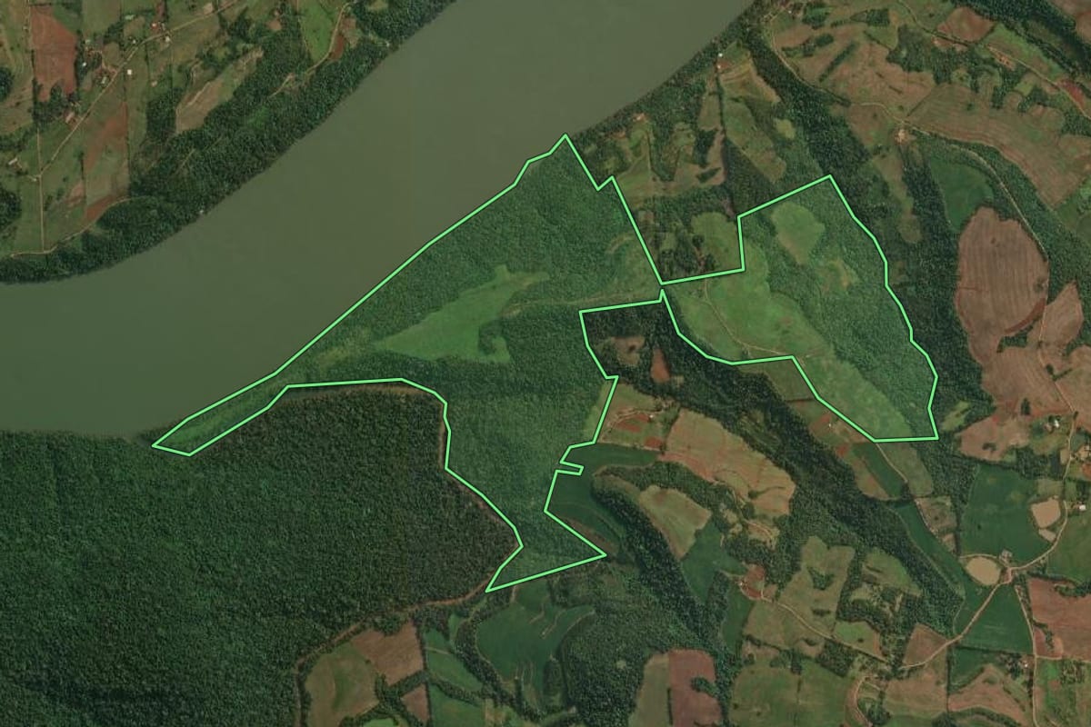 Imagem de satélite do imóvel rural em Barra do Guarita (RS), com o contorno declarado no CAR desenhado por cima.