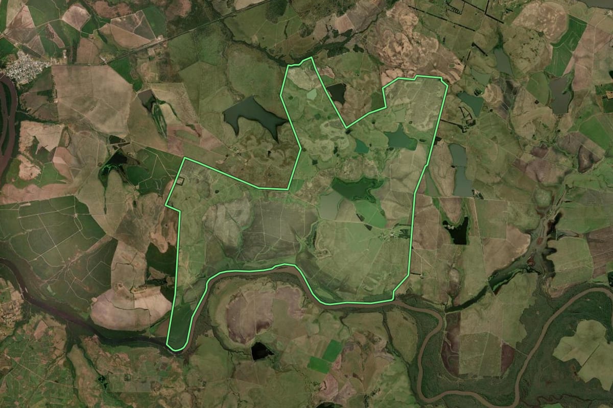 Imagem de satélite do imóvel rural em Barra do Quaraí (RS), com o contorno declarado no CAR desenhado por cima.