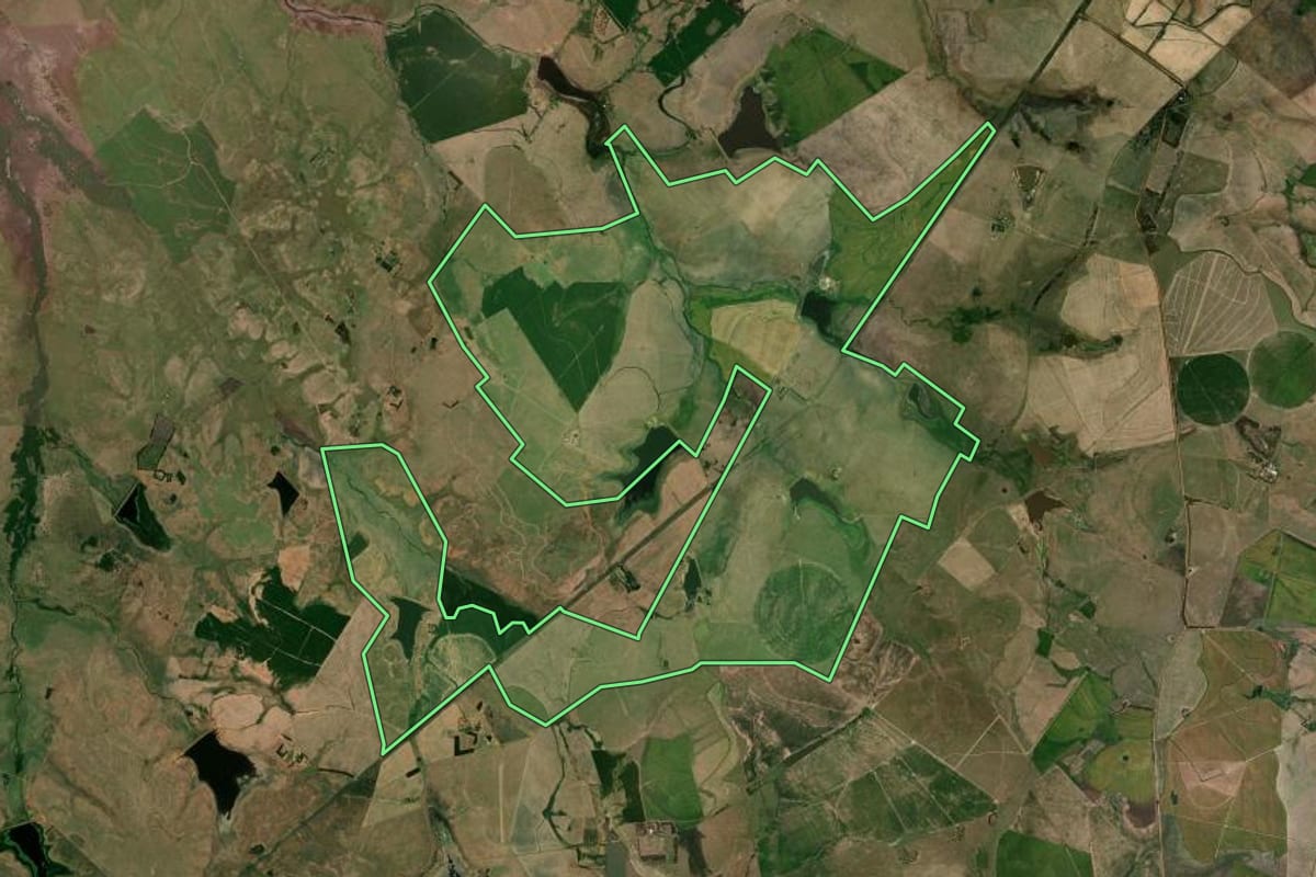 Imagem de satélite do imóvel rural em Barra do Quaraí (RS), com o contorno declarado no CAR desenhado por cima.