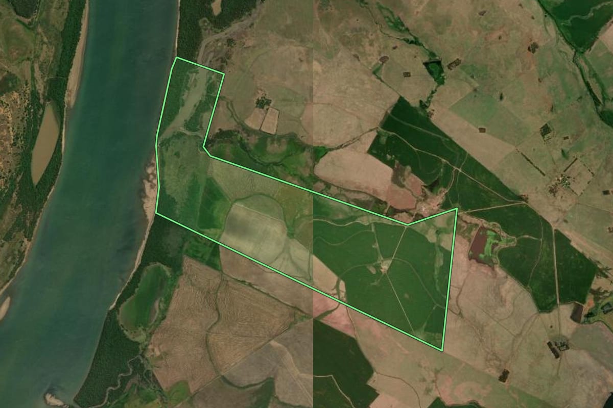 Imagem de satélite do imóvel rural em Barra do Quaraí (RS), com o contorno declarado no CAR desenhado por cima.
