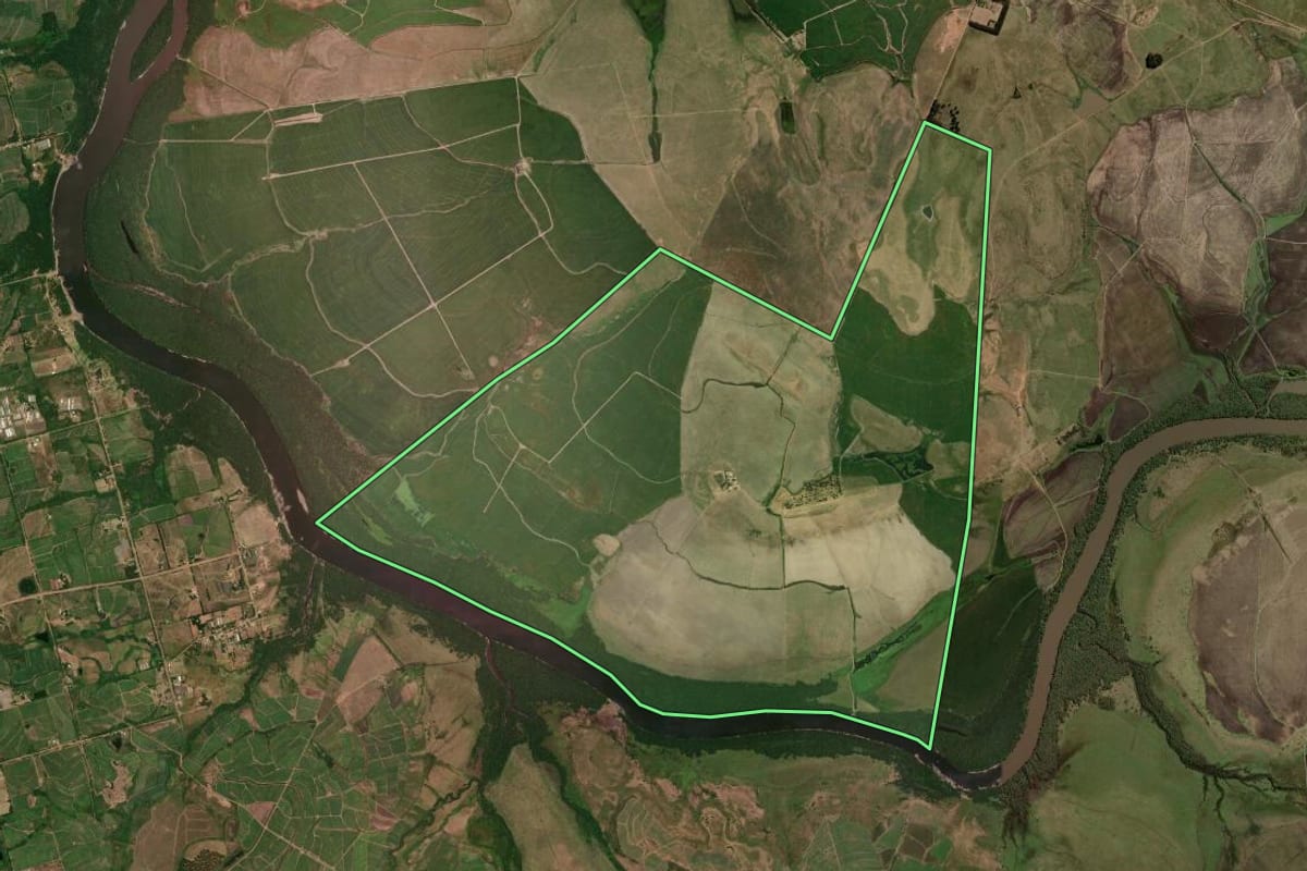 Imagem de satélite do imóvel rural em Barra do Quaraí (RS), com o contorno declarado no CAR desenhado por cima.