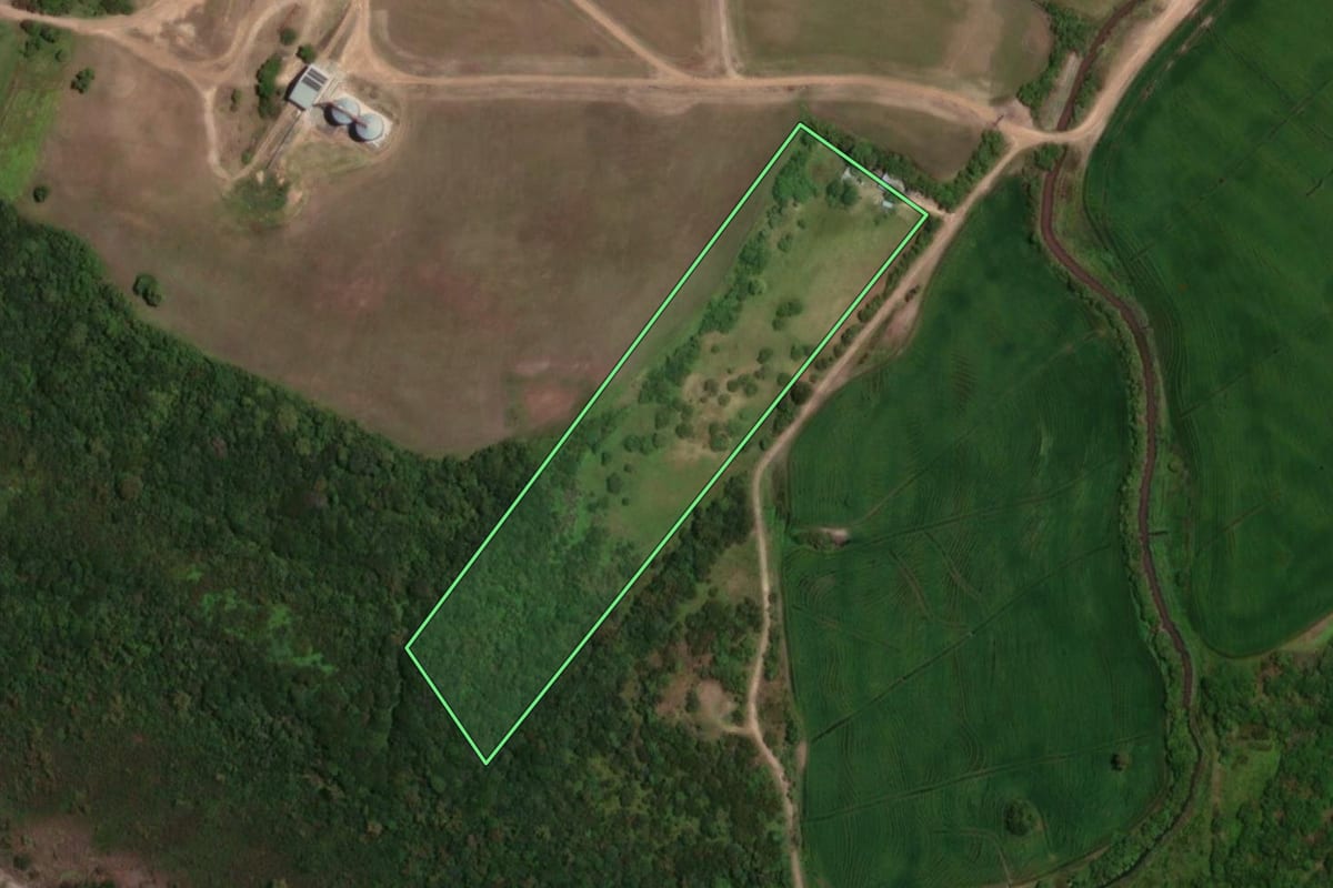 Imagem de satélite do imóvel rural em Barra do Quaraí (RS), com o contorno declarado no CAR desenhado por cima.