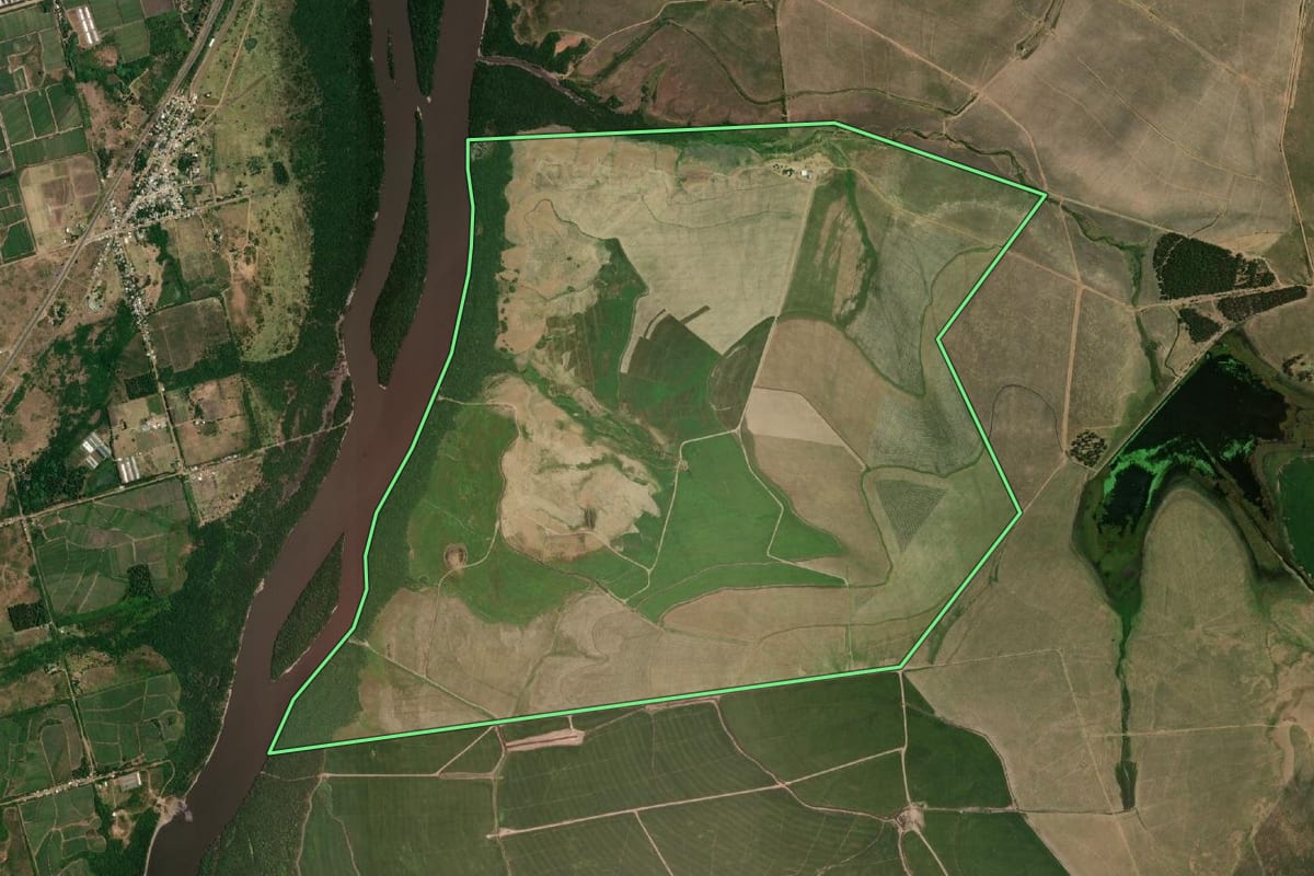 Imagem de satélite do imóvel rural em Barra do Quaraí (RS), com o contorno declarado no CAR desenhado por cima.