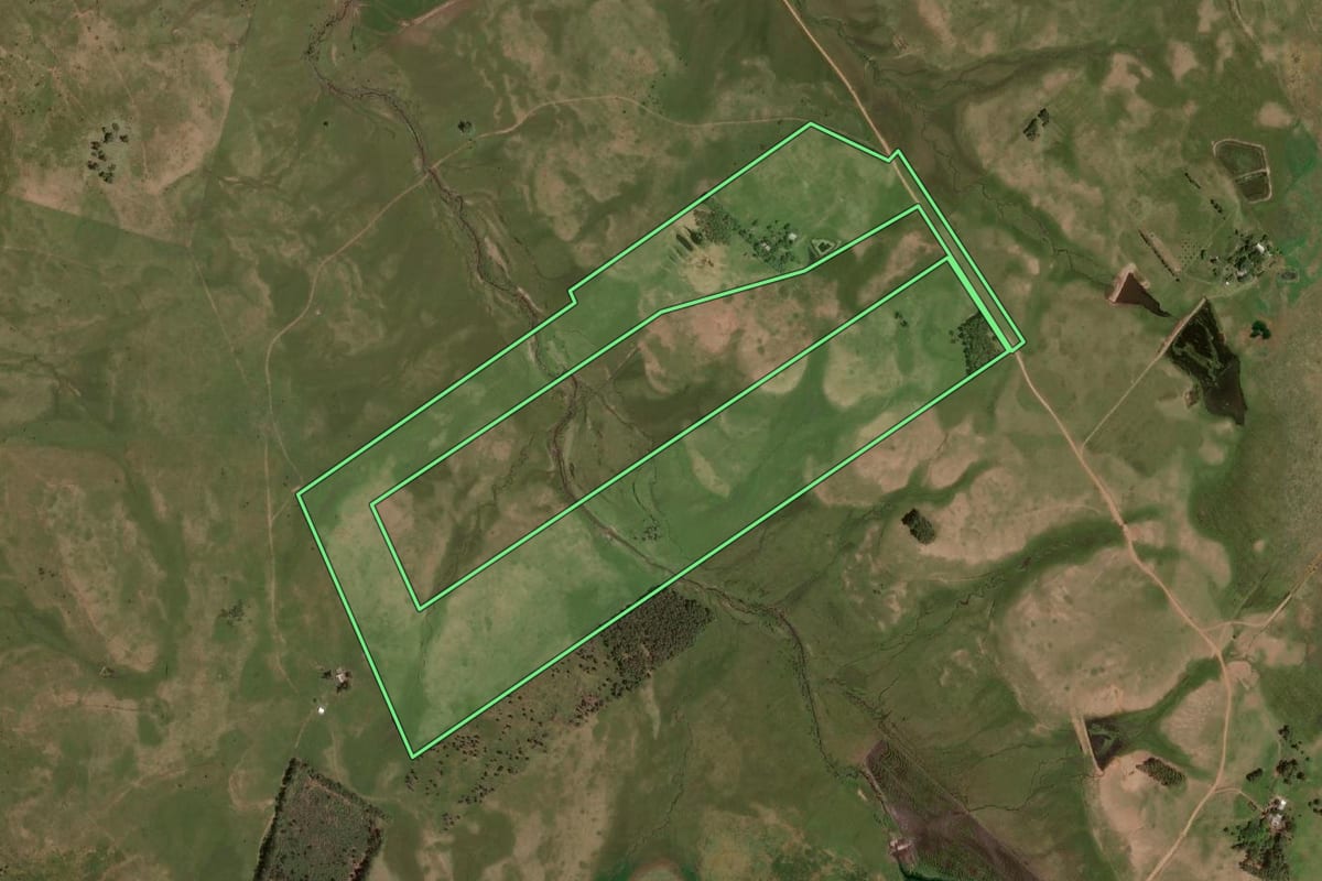 Imagem de satélite do imóvel rural em Barra do Quaraí (RS), com o contorno declarado no CAR desenhado por cima.