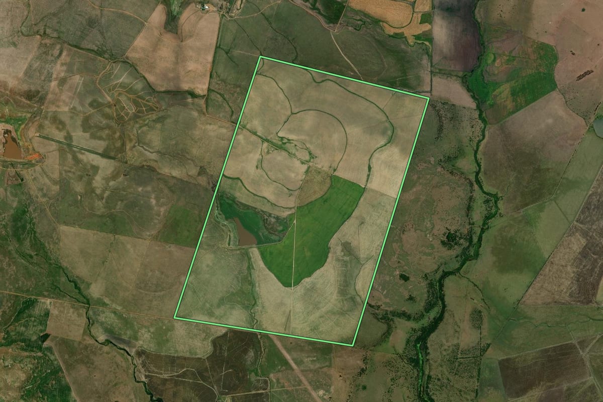Imagem de satélite do imóvel rural em Barra do Quaraí (RS), com o contorno declarado no CAR desenhado por cima.