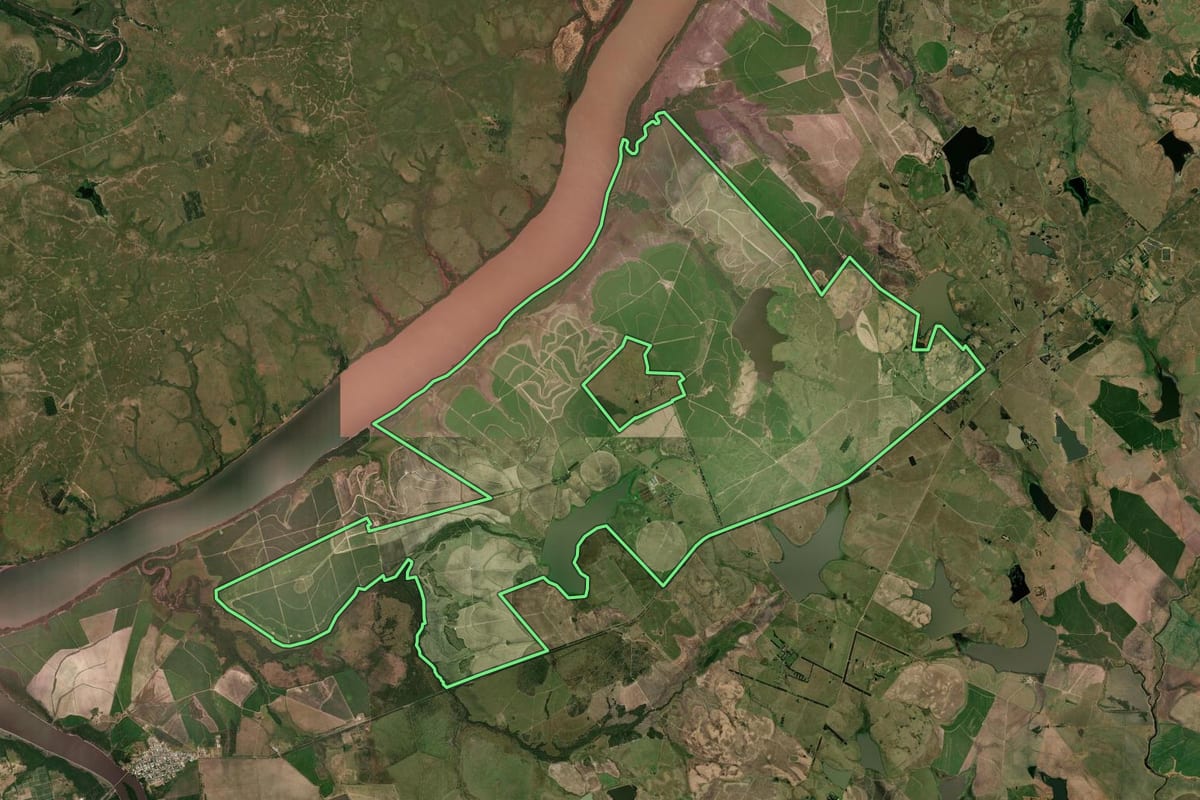 Imagem de satélite do imóvel rural em Barra do Quaraí (RS), com o contorno declarado no CAR desenhado por cima.