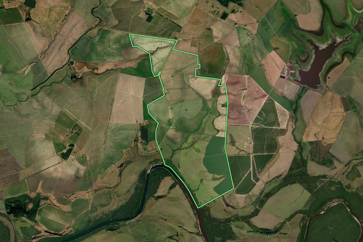Imagem de satélite do imóvel rural em Barra do Quaraí (RS), com o contorno declarado no CAR desenhado por cima.