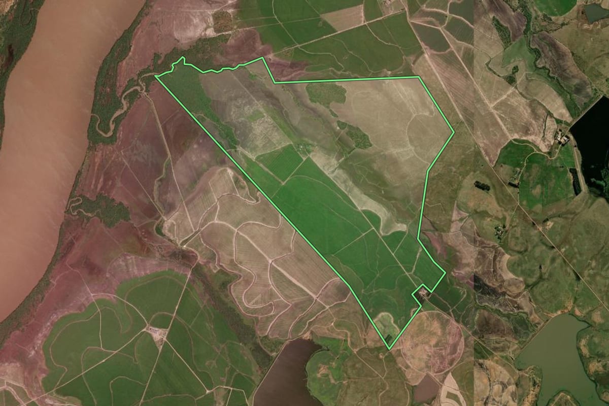 Imagem de satélite do imóvel rural em Barra do Quaraí (RS), com o contorno declarado no CAR desenhado por cima.