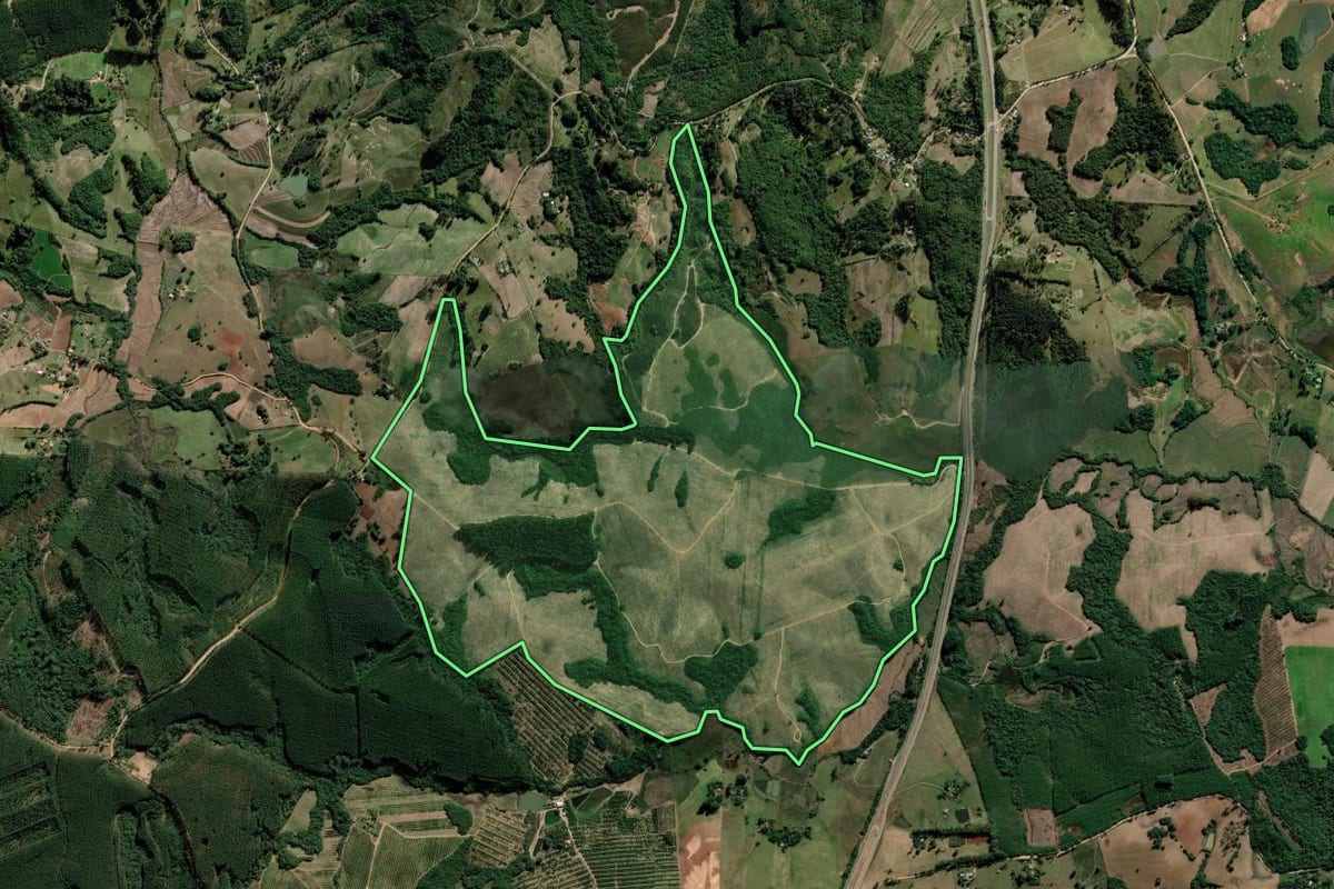 Imagem de satélite do imóvel rural em Barra do Ribeiro (RS), com o contorno declarado no CAR desenhado por cima.