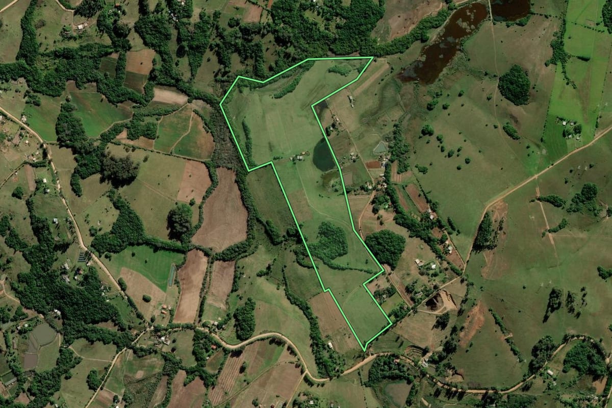 Imagem de satélite do imóvel rural em Barra do Ribeiro (RS), com o contorno declarado no CAR desenhado por cima.