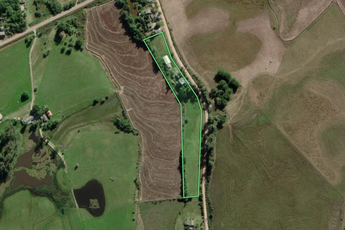 Imagem de satélite do imóvel rural em Barra do Ribeiro (RS), com o contorno declarado no CAR desenhado por cima.