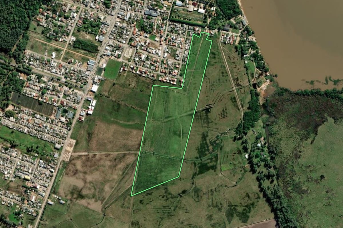Imagem de satélite do imóvel rural em Barra do Ribeiro (RS), com o contorno declarado no CAR desenhado por cima.
