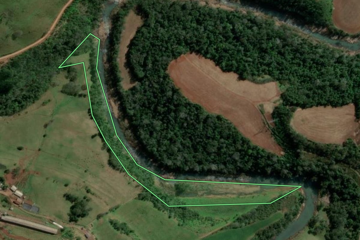 Imagem de satélite do imóvel rural em Barra do Rio Azul (RS), com o contorno declarado no CAR desenhado por cima.