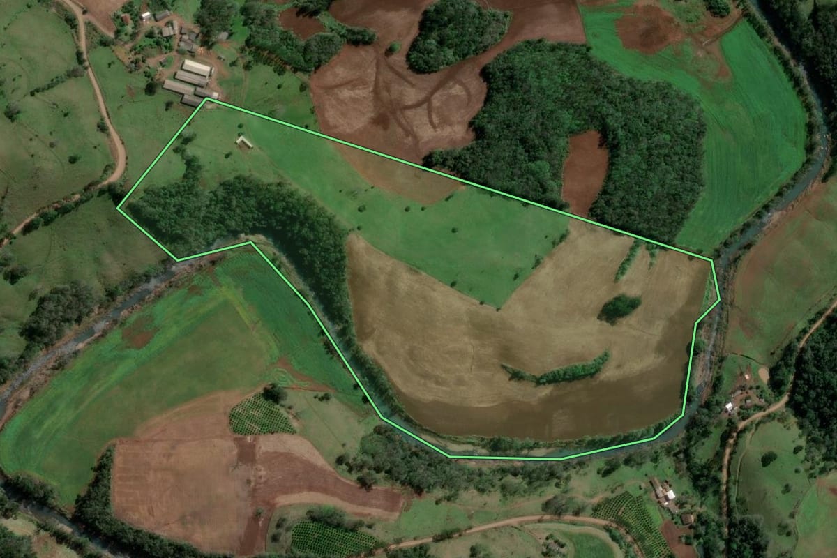 Imagem de satélite do imóvel rural em Barra do Rio Azul (RS), com o contorno declarado no CAR desenhado por cima.