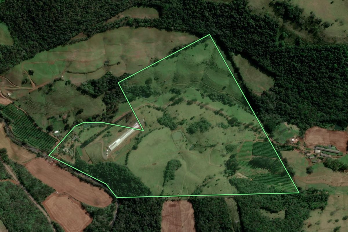 Imagem de satélite do imóvel rural em Barra do Rio Azul (RS), com o contorno declarado no CAR desenhado por cima.
