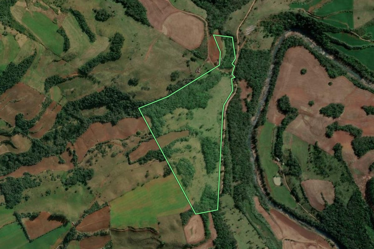 Imagem de satélite do imóvel rural em Barra do Rio Azul (RS), com o contorno declarado no CAR desenhado por cima.