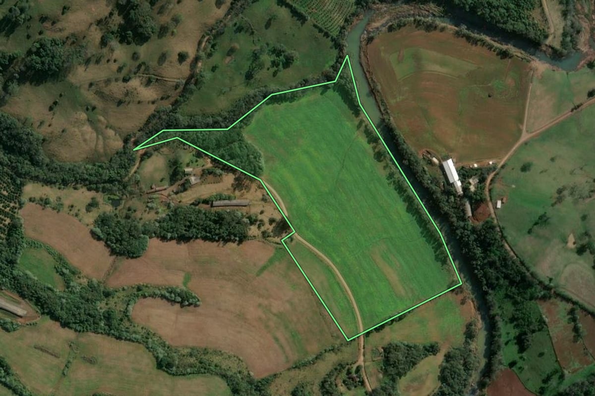 Imagem de satélite do imóvel rural em Barra do Rio Azul (RS), com o contorno declarado no CAR desenhado por cima.