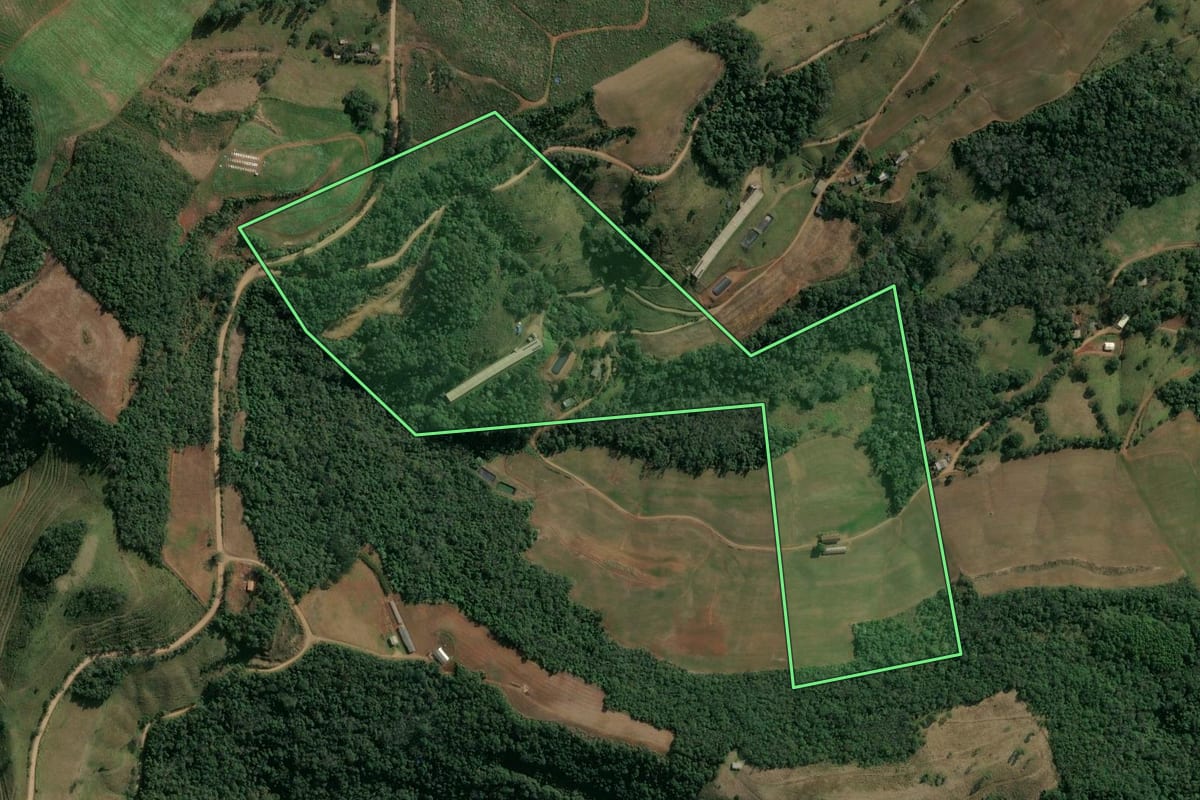 Imagem de satélite do imóvel rural em Barra do Rio Azul (RS), com o contorno declarado no CAR desenhado por cima.